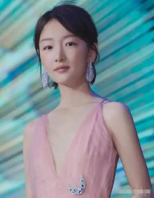 周冬雨从来不怕露排骨胸有演技就是如此任性经常这样大胆穿