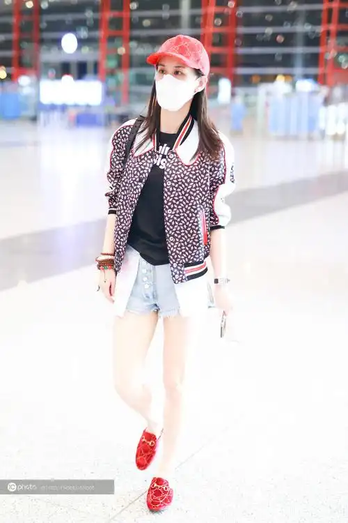 街拍黄圣依印花夹克外套牛仔短裤丝绒乐福鞋棒球帽亮眼时尚