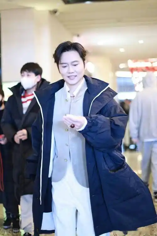 孟鹤堂现身上海机场,身穿黑色大衣休闲简约_羊毛_风衣