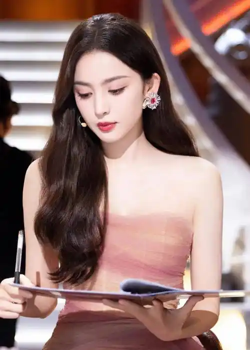 古力娜扎穿粉色抹胸长裙,搭配"草莓"妆容,美得令人窒息