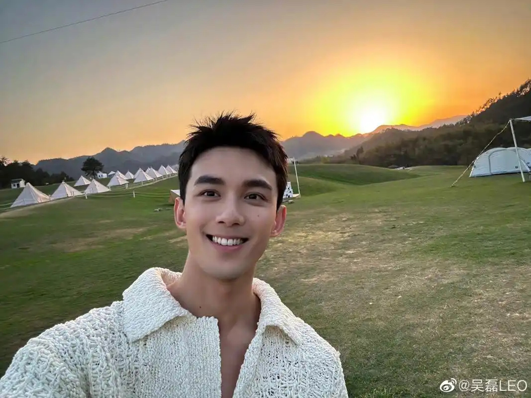 阳光帅气大男孩吴磊,日光下的吴磊的笑容好治愈.