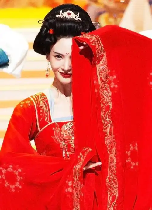 金晨的美真是惊艳了古装造型毫无违和感红装更有气质
