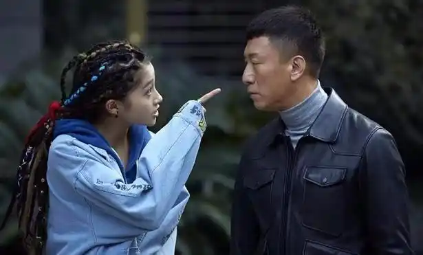 关晓彤第一次有了小鸟依人的感觉170的身高这次是遇到对手了