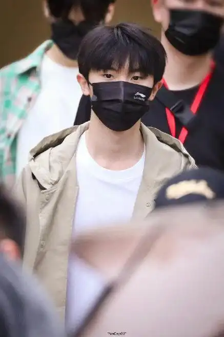 马嘉祺今日份我的岛录制路透,顺毛乖乖模样发型连帽外套穿搭,完美理想