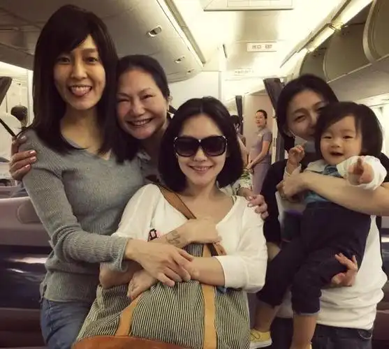 范玮琪与大小s亲密合影 力破传言