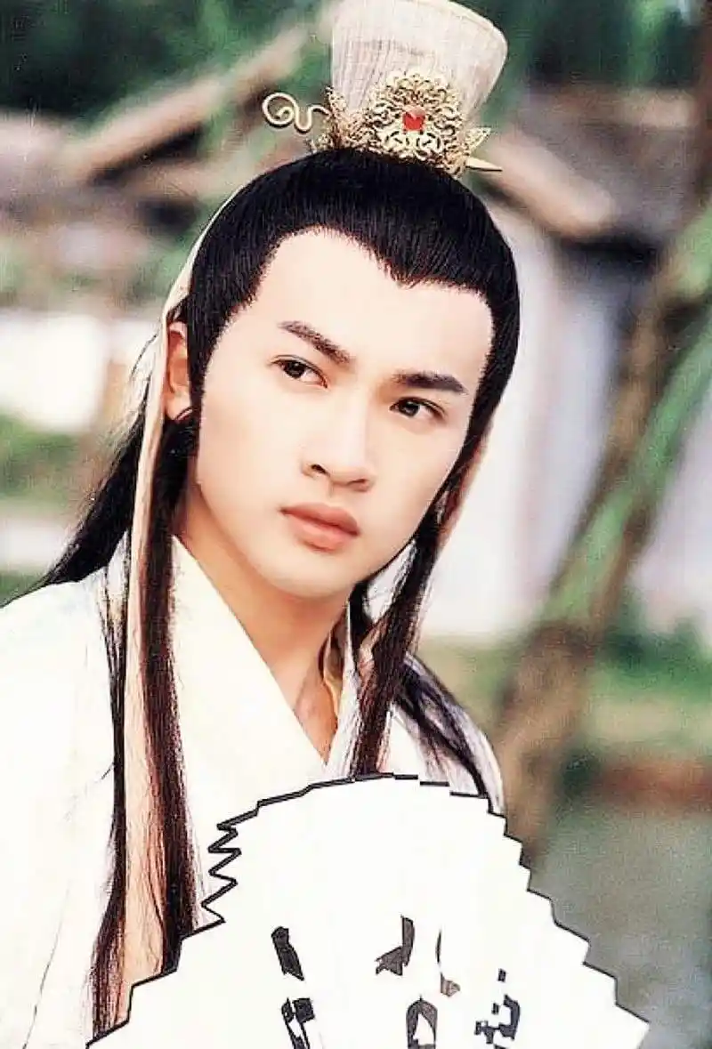 "金庸的江湖再远都有一座庙堂,古龙的庙堂再高都是一片江湖.