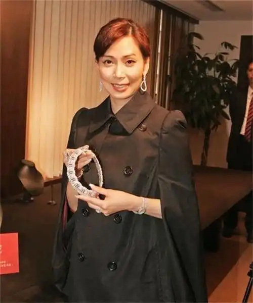 回顾邝美云14岁养家38岁成亿万富婆给内地捐了50多座学校