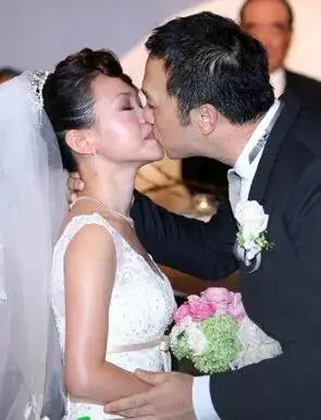 假离婚真出轨当街激吻小鲜肉被曝光立马晒出离婚证但