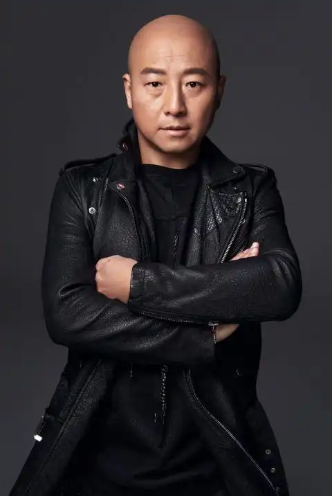 那个唱着"爱不爱我"的零点乐队主唱,如今又凭演技出了圈