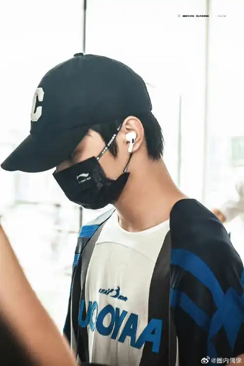 刘耀文到达广州#刘耀文今日广州机场到达饭拍,要去录制全员加速至了