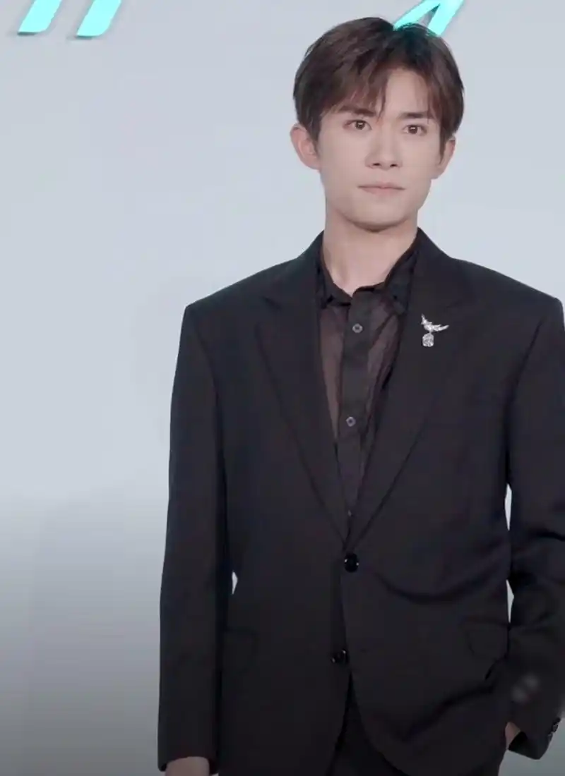 易烊千玺亮相活动,单手揣兜凹造型像个大明星的样子了,再也不是之前