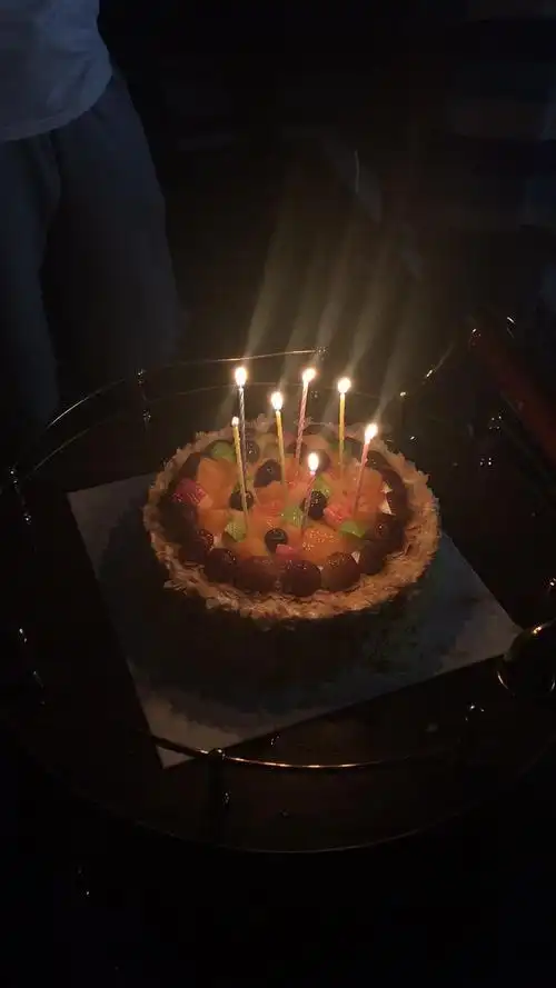 晚上唱k的主题是为七八月过生日的四位寿星祝寿,这么多同学一起过生日