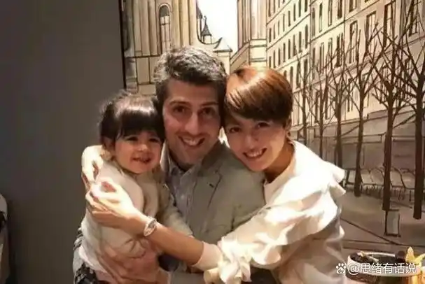 演唱会前夕,梁咏琪的老公带着可爱的女儿提前为她庆生,一家三口其乐融