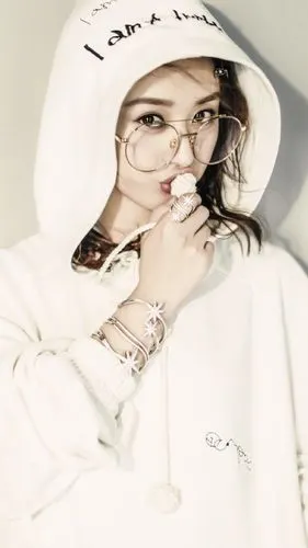 [赵丽颖][分享]180514 "眼镜颖"演绎俏丽与酷帅 风格切换毫无压力