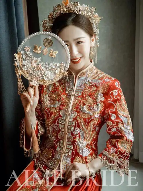 韩系甜美中式新娘红金色秀禾出门造型