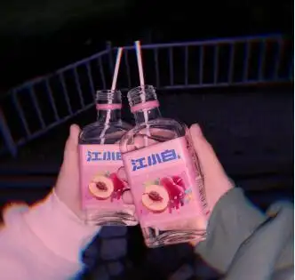 用吸管喝江小白是新潮流宋朝的古人原来比我们还会玩