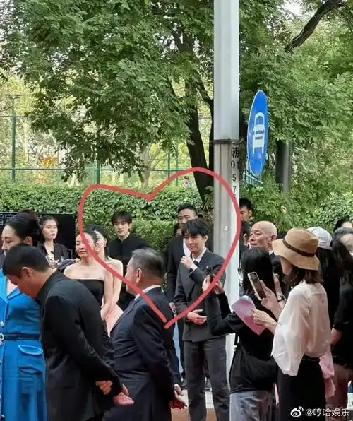 十周年前:避嫌,不合体,不同框,不互动……|王源|王俊凯|易烊千玺_新浪