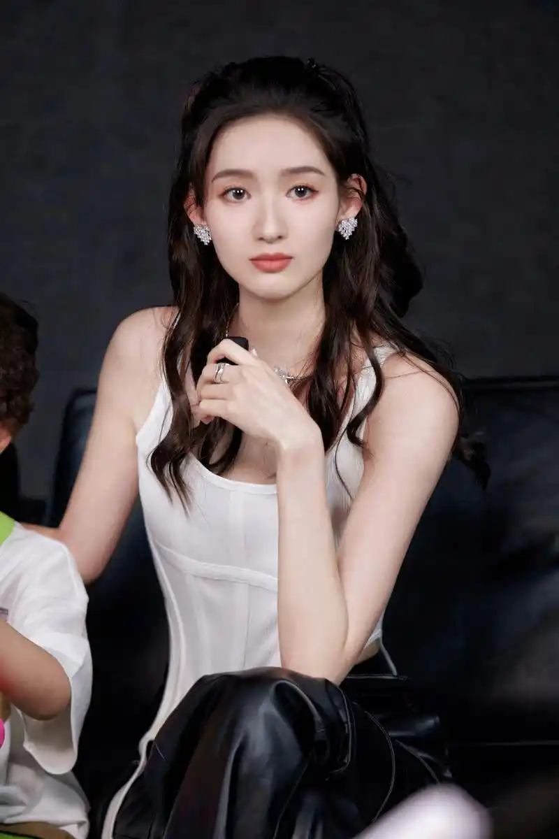 王玉雯黑白穿搭写真,又酷又美