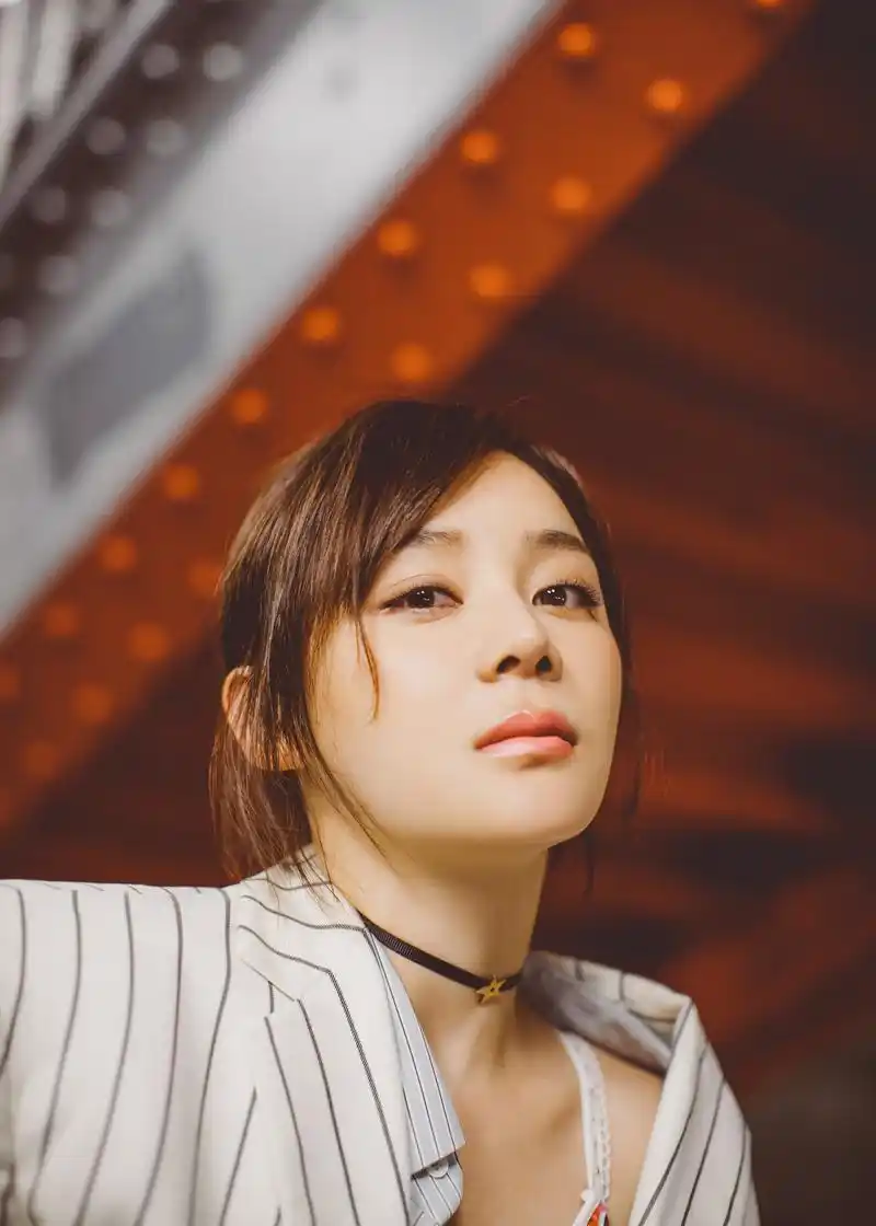 袁姗姗巴黎街拍 解锁西装搭配全新方程式