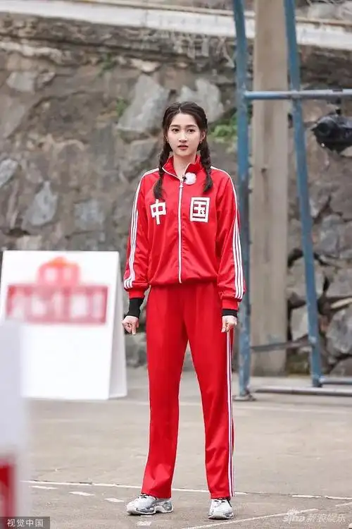 原创关晓彤cos李焕英超靓肤白貌美大长腿太俏丽有活力