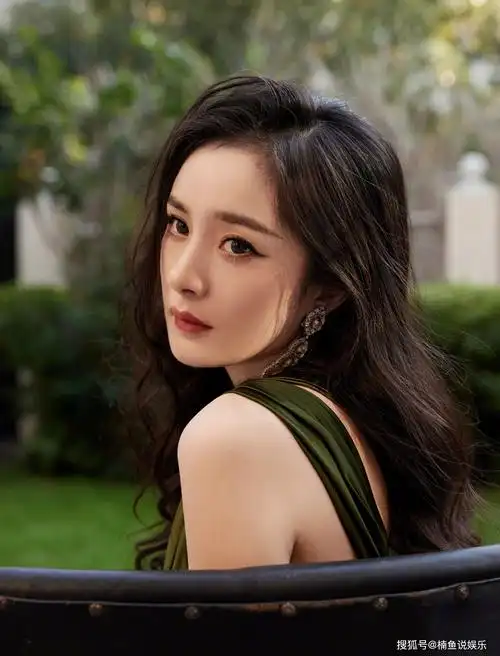 杨幂出场好漂亮穿绿色长裙尽显曼妙身姿这状态哪里像35岁