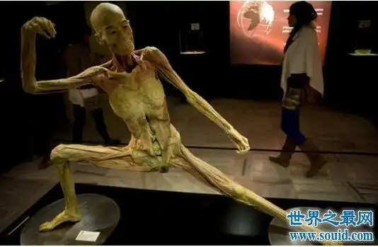 另类艺术人体悬挂铁钩穿进肉中将人吊起胆小勿入