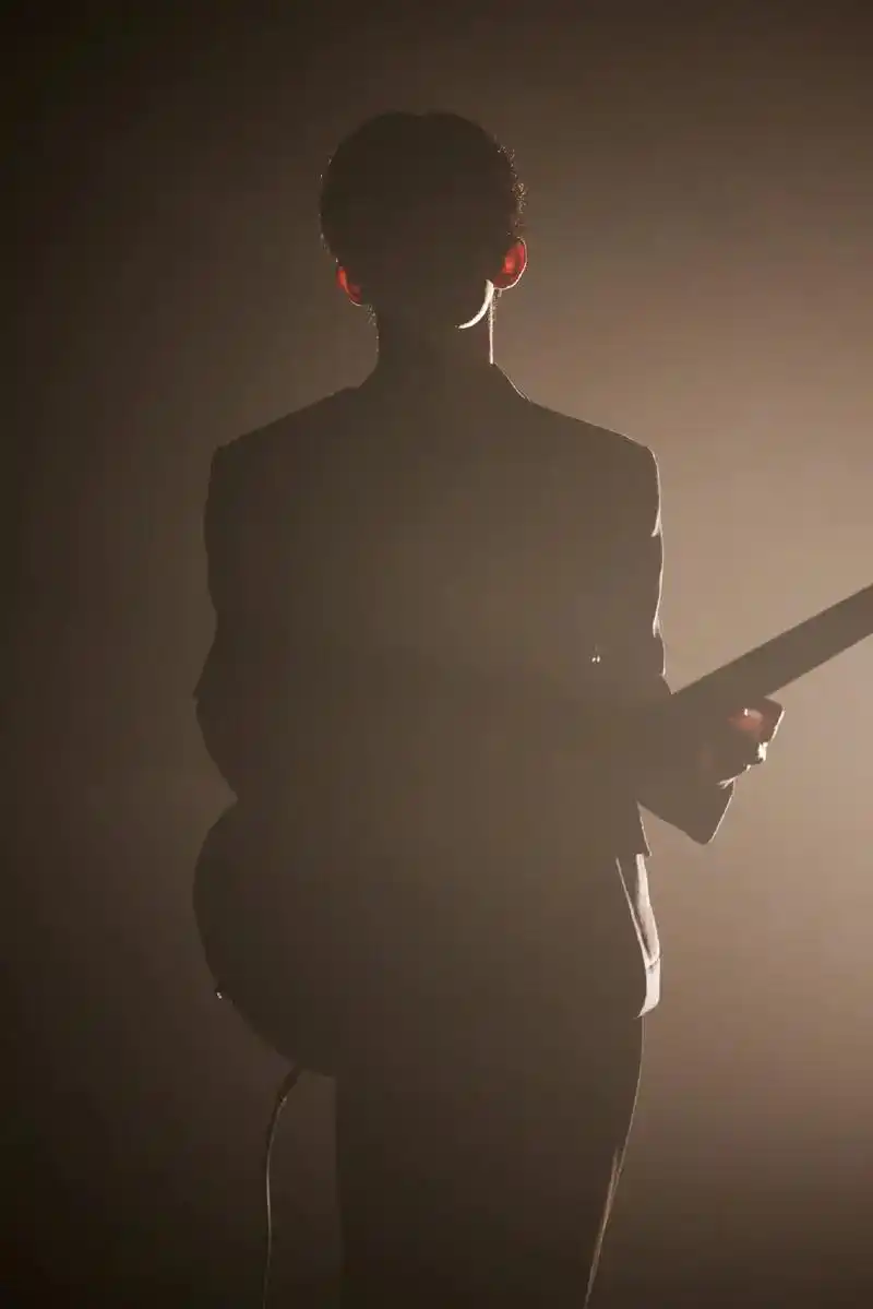 宝宝这张真的帅爆 西装加贝斯谁懂#易烊千玺#氛围感 #贝斯# - 抖音