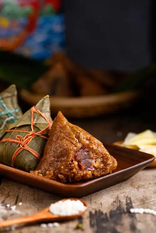 粽子酥软,甜滋滋的,吃时香味扑鼻,令人回味无穷.