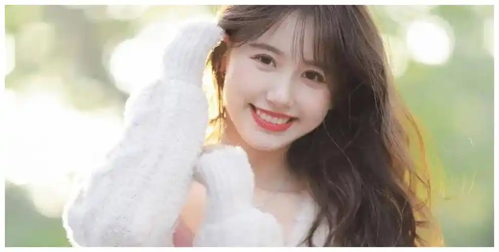 并且迅速涨粉突破千万,可以说是某音上最早的一批纯欲风女网红,而且她