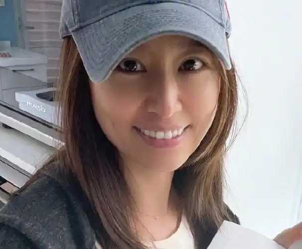 林心如在家做甜点手捧成品甜笑自拍45岁的状态让人不敢信