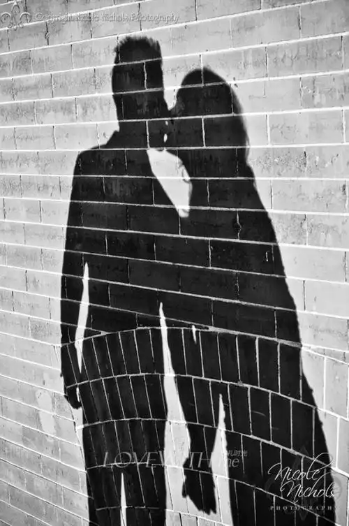 摄影师运用光影效果,很好地为我们展现了影子在灯光之下的独特美感.