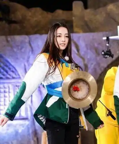 迪丽热巴没有存在感飞往捷克录制最后一期奔跑吧好舍不得