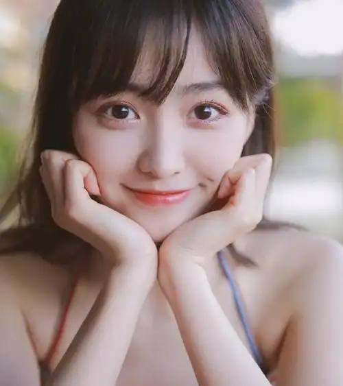 如果一个女生有桃花眼,会让整个人看起来特别有异国情调.