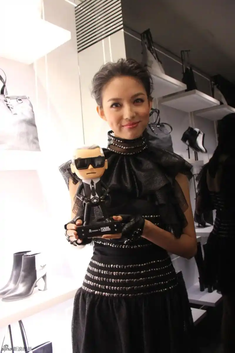 张梓琳亮相karl lagerfeld巴黎新店开业酒会(图)