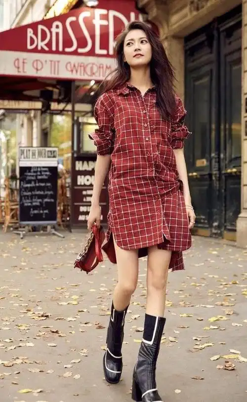 陈钰琪越来越时髦穿衬衫连衣裙配长筒靴街拍凹造型显瘦又显高