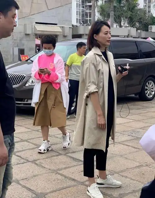 董卿现身动物园,素颜老得这么厉害,而且头发凌乱跟气质不沾边,彻底认