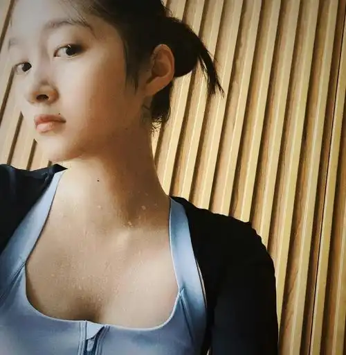 关晓彤素颜打球太过卖力!脸上全是汗珠子,穿紧身裤一双长腿晃眼