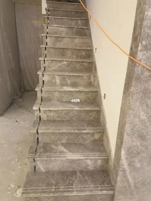 灰色大理石楼梯
