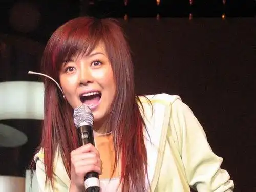 组图:超级女声安又琪 推出首张同名专辑