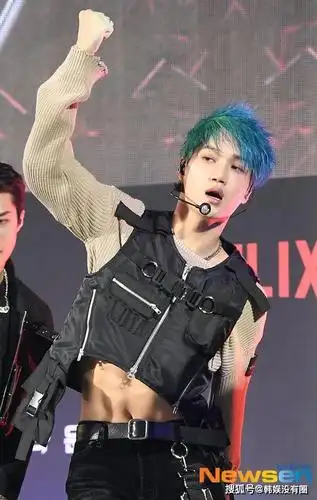 原创exo kai"露腹装"展示新曲舞台,大秀性感腹肌,结实大腿