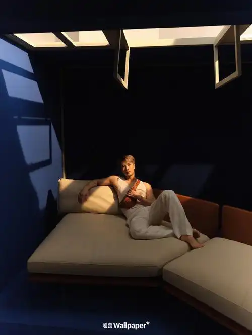 组图:王嘉尔穿无袖背心肌肉线条优越 真空红西装身材健硕吸睛