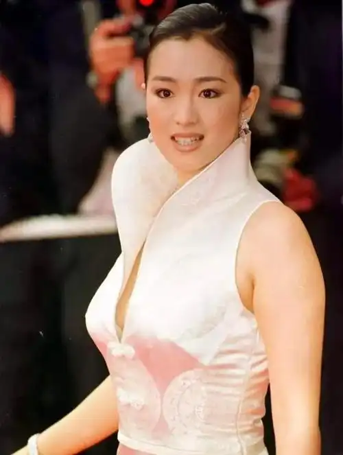 当年巩俐的体态丰腴,和现在苗条为美的审美标准相违背