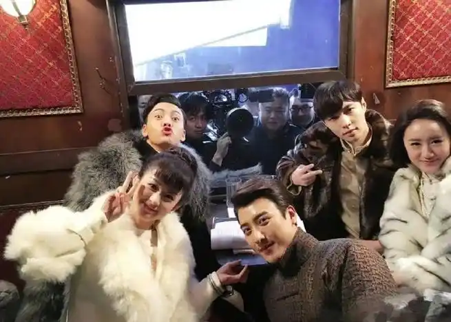 伟霆合影旧照#老九门时期的主演合照,比耶的张艺兴赵丽颖陈伟霆好可爱