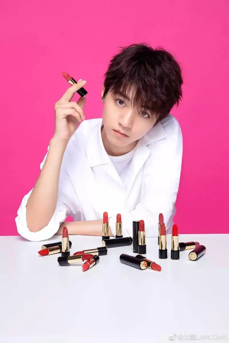 tfboys王俊凯,王源,易烊千玺的唇膏宣传图一览,哪只让你有购买欲?