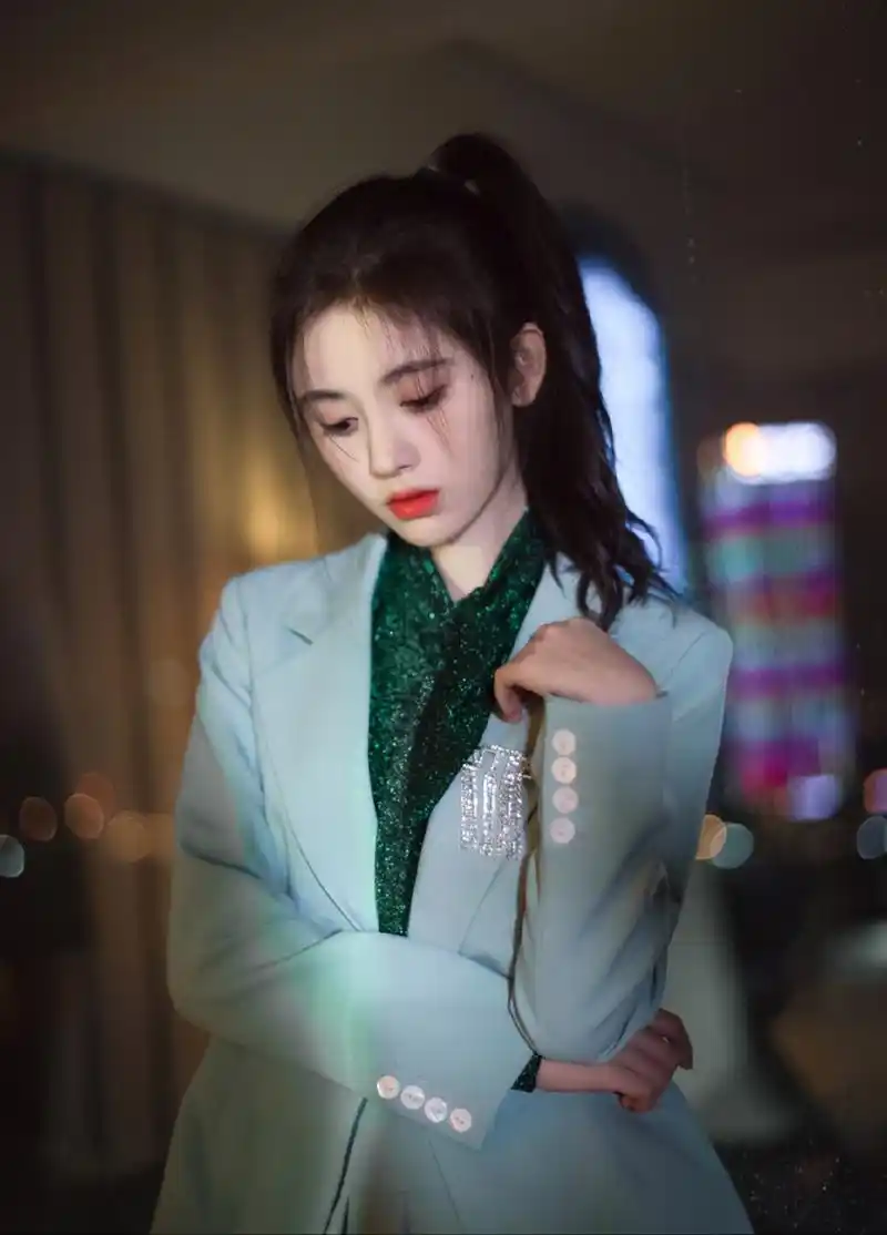 鞠婧祎西装美照大赏,这绝美的颜值让人沉醉,美的不可方物!