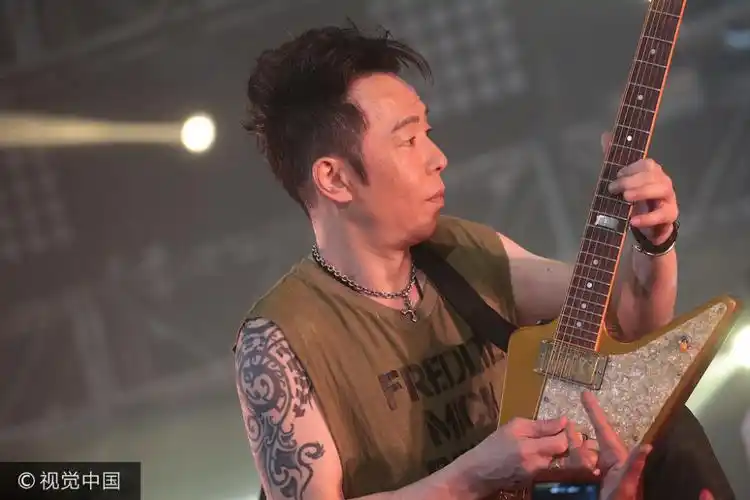 是摇滚夫妻!朱茵嗨看黄贯中演唱会