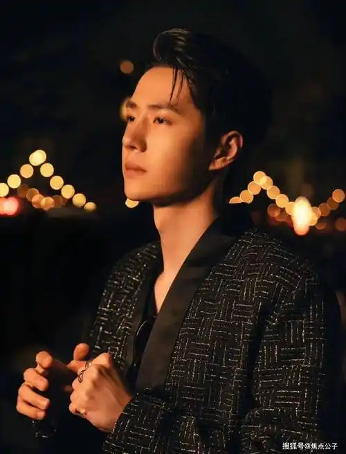 王一博香奈儿镜头只露脸1秒,更新照片被扒用竞品手机_网友_品牌_顾客