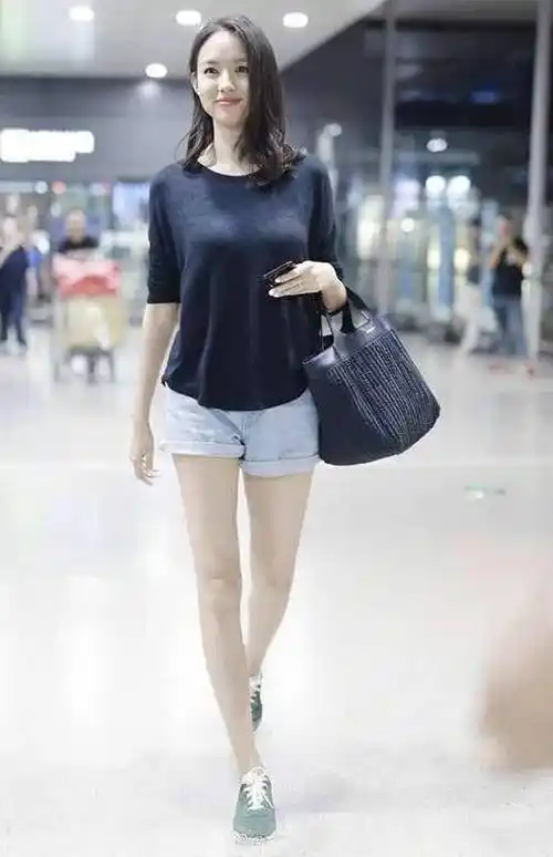 张梓琳黑色上衣搭配牛仔短裤,现身机场十分抢眼_大赛_显得_都会