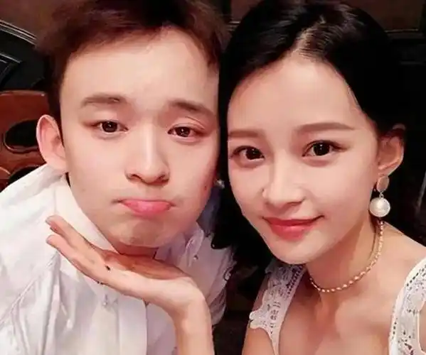 孙怡前夫开大奔接孩子,近照曝光不修边幅,对女儿大福超级宠溺_董子健