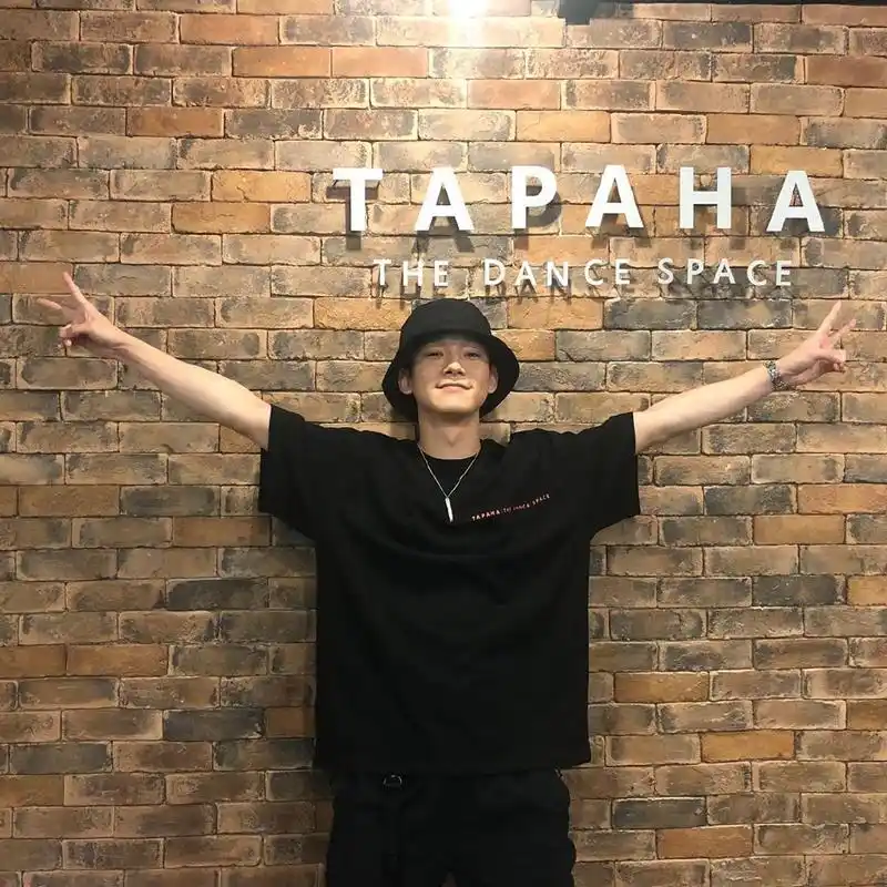 金钟大一身黑色私服尽显随性帅气街头风